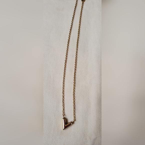 LOUIS VUITTON ESSENTIAL V NECKLACE - Picture 12 of 16